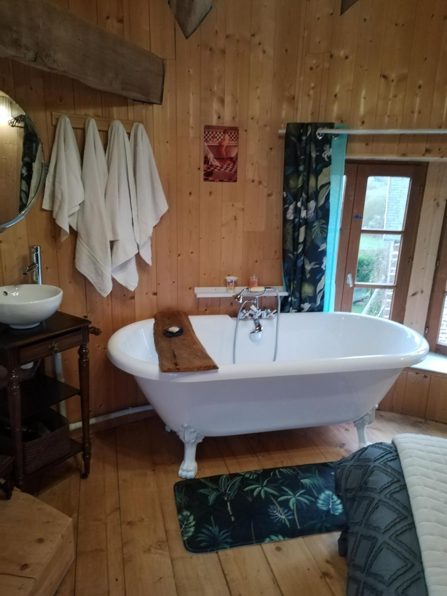 La Tour De Ver Gite Atypique Possibilite Table D'Hotes Sur Reservation Bagian luar foto